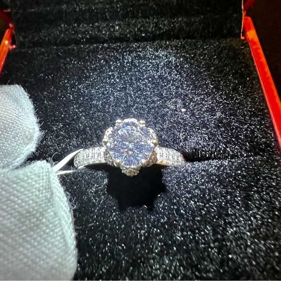 New 18k White gold Moissinate 1CT Diamond Ring - Picture 2 of 4